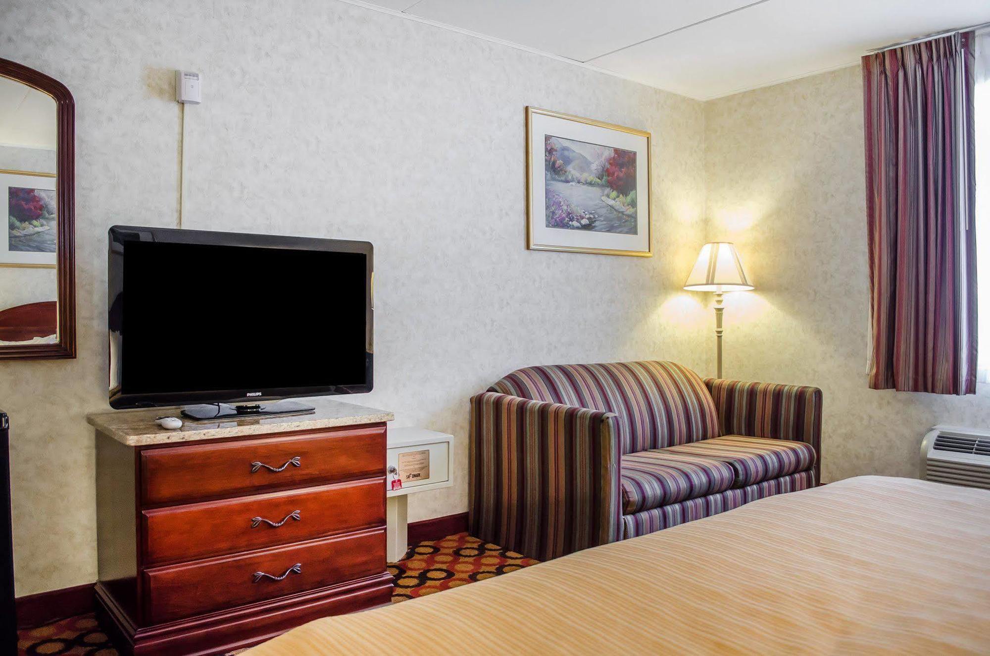 Quality Inn Enola - Harrisburg Харисбърг Екстериор снимка